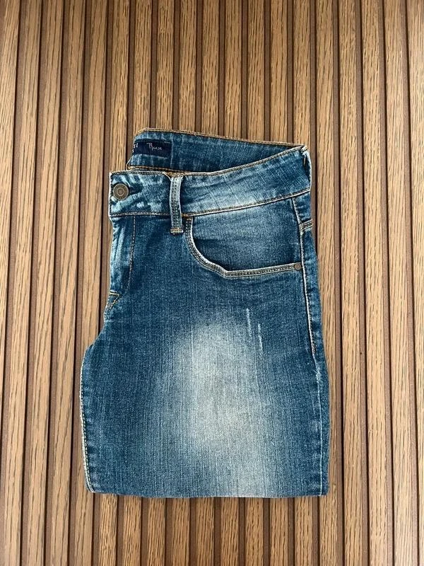 Denim Jeans with Distressed Wash and Frayed Hem – photo 2